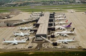 Imagem aérea de um aeroporto com aviões estacinados.