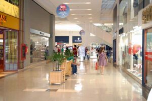 42% da população planeja comprar menos, aponta levantamento