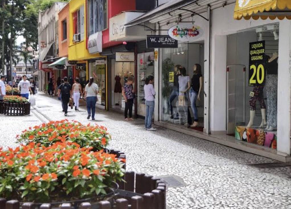 Economia: Consumidor sem dinheiro deixa comércio sem movimento