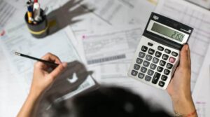 O Banco Central revelou hoje, 27, que o Brasil registrou déficit em transações correntes de apenas US$ 12,517 bilhões em 202