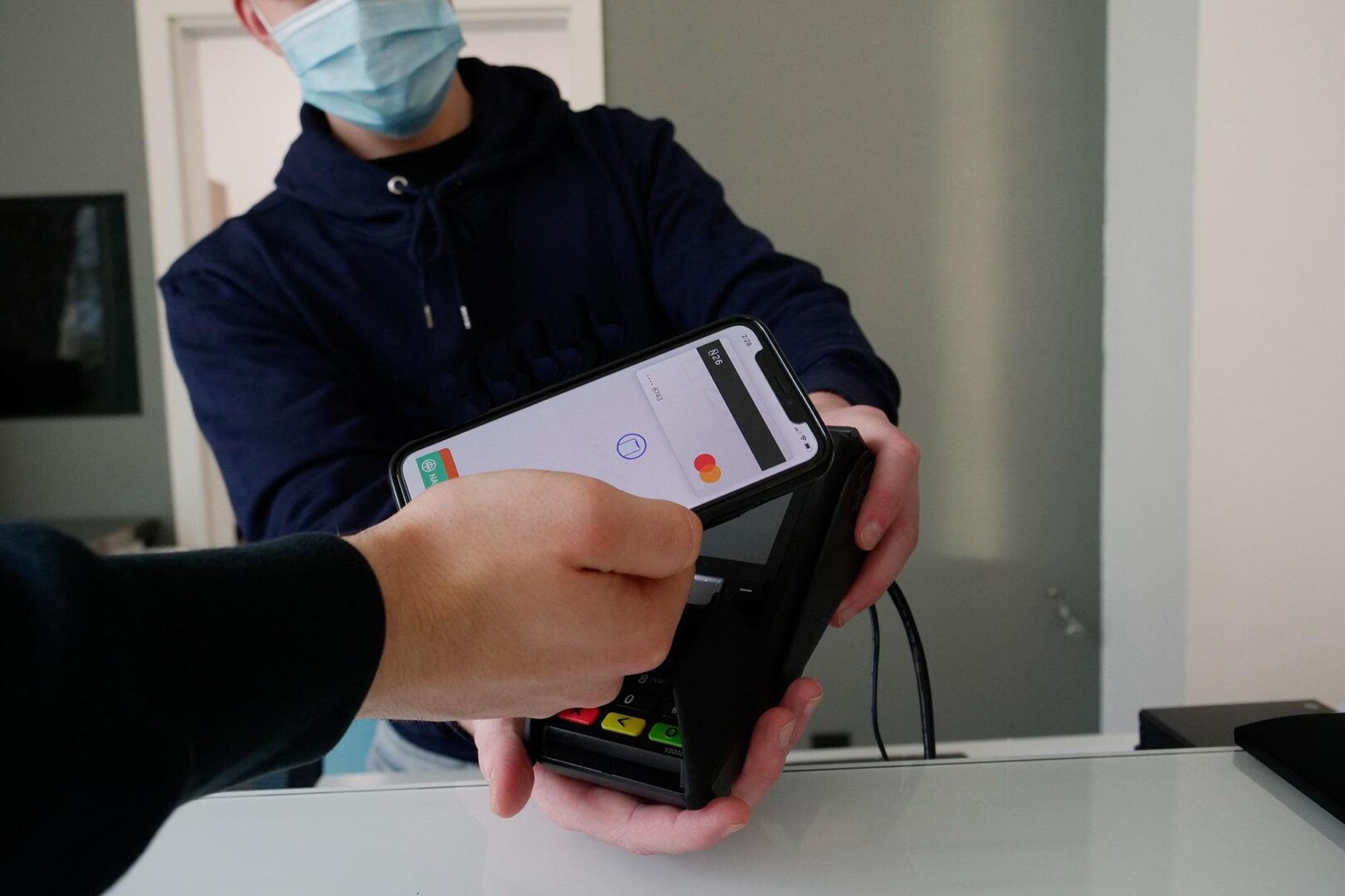 A tecnologia Near Field Communication (NFC) é uma referência nas transações mobile, conectando dispositivos próximos por radiofrequência. Com transmissão de dados em mão única e com segurança, impedem que o vendedor acesse informações confidenciais.