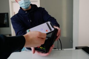 A tecnologia Near Field Communication (NFC) é uma referência nas transações mobile, conectando dispositivos próximos por radiofrequência. Com transmissão de dados em mão única e com segurança, impedem que o vendedor acesse informações confidenciais.