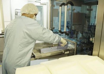 Fiocruz envasa o primeiro lote de IFA da vacina contra a covid-19