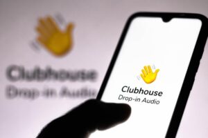 Com tanto interesse sobre a rede social de áudio, seus fundadores conseguiram levantar US$ 100 milhões em janeiro, em uma avaliação de US$ 1 bilhão.