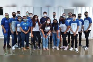Jovens aprendizes formados pelo SENAI Ceará na empresa Vulcabrás efetivados