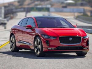 O Jaguar I-PACE é vendido no Brasil a partir de R$ 613.950 e oferece 400 cv de potência, 71 kgfm de torque e até 470 km de autonomia.