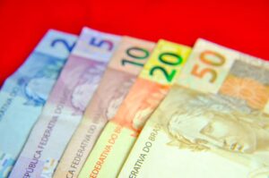 A expectativa do governo é oferecer mais quatro parcelas do auxílio, que deve ter valores entre R$ 150 e R$ 375, a depender da composição familiar.