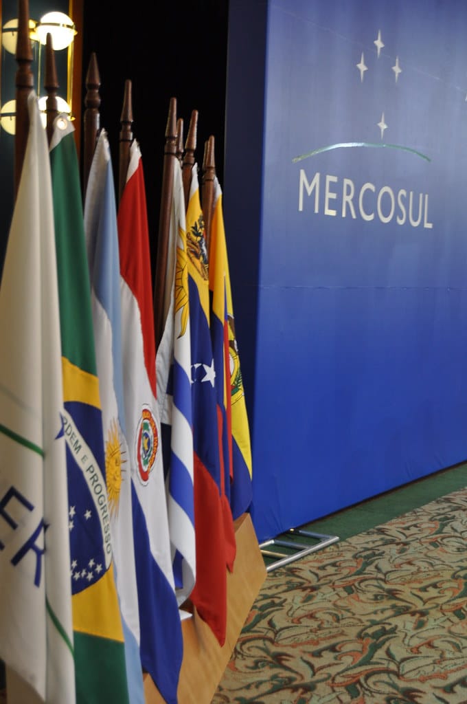 Ao longo das três décadas, o Mercosul contribuiu para a redução de barreiras tarifárias e atração de investimentos externos que formaram uma integração produtiva em setores de forte impacto econômico e social.
