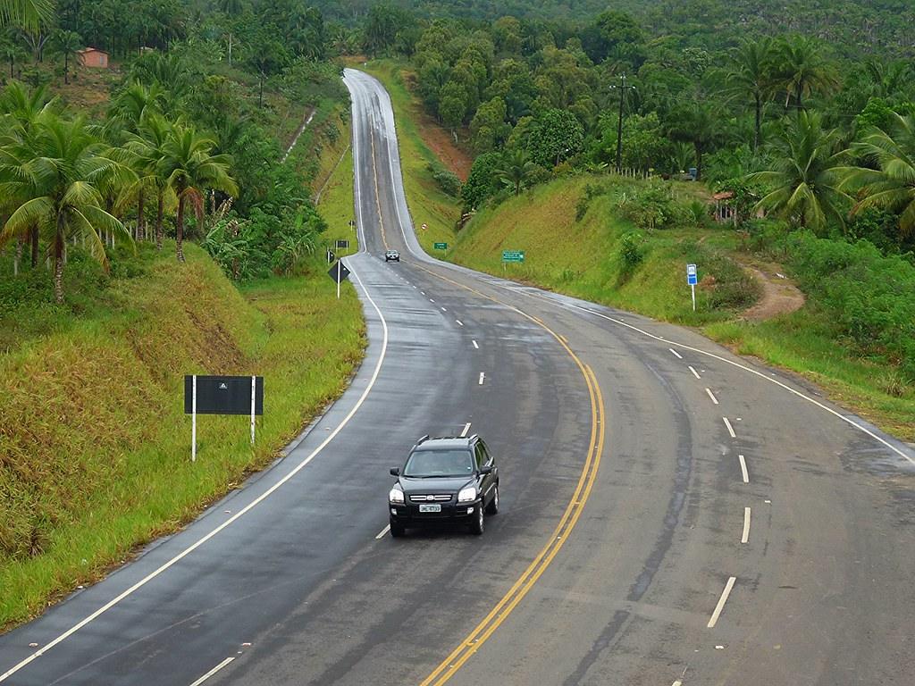 O projeto trata de rodovias e vias urbanas. O texto diz que o sistema será regulamentado pelo Poder Executivo no prazo de 180 dias após a publicação da lei.