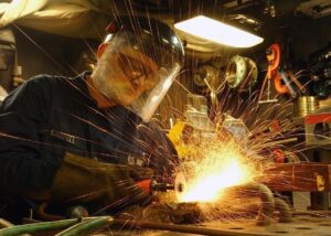 No último trimestre de 2020, a produtividade do trabalho ficou praticamente estagnada (0,4%), o que reflete alta de 7,1% do volume produzido, acompanhada de aumento de 6,8% das horas trabalhadas.
