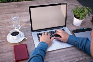 Na Vagas.com, o volume de vagas ofertadas pelas empresas em regime de trabalho flexível aumentou 309% em 2020, saltando de 594 posições em 2019 para 2428 no ano passado.