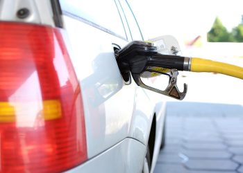 A partir da terça-feira, o litro da gasolina estará R$ 0,12 mais caro nas refinarias, subindo para R$ 2,60 o litro, alta de 4,8% em relação ao preço anterior.