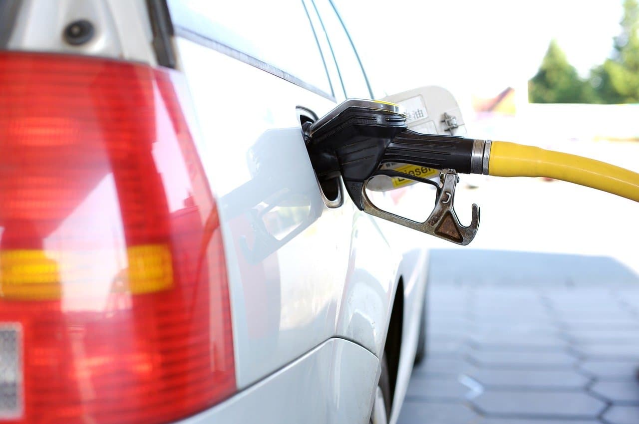A partir da terça-feira, o litro da gasolina estará R$ 0,12 mais caro nas refinarias, subindo para R$ 2,60 o litro, alta de 4,8% em relação ao preço anterior.
