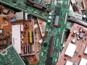 O mundo produziu cerca de 45 milhões de toneladas de lixo eletrônico em 2016, quando consumidores e empresas jogaram fora smartphones, computadores e eletrodomésticos avaliados em US$ 62,5 bilhões. E apenas 20% de todo esse equipamento é reciclado de maneira adequada.
