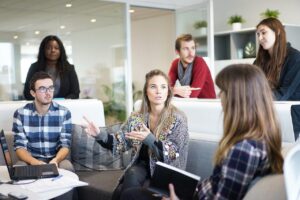 Segundo o levantamento, 9% das mulheres demitiram funcionários, contra 12% dos empresários entrevistados. Enquanto isso, 16% das empreendedoras efetuaram contratações, contra 13% dos donos de pequenos negócios.