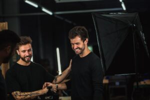 Cainã Gartner e Filipe Pitz juntos em evento especial, representando parceria e inovação.