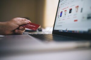 Para acompanhar a mudança no consumo dos brasileiros, as lojas e empresas também tiveram que mudar a forma como vendiam os produtos.