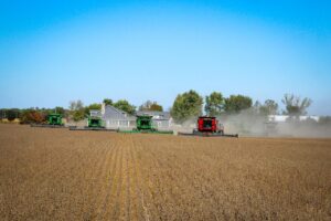 No agro mundial e brasileiro, no cenário internacional, o USDA (Departamento de Agricultura dos Estados Unidos) projetou a safra mundial de soja do ciclo 2021/22 em 385,53 milhões de toneladas (22,5 milhões de t acima da safra 2020/21)