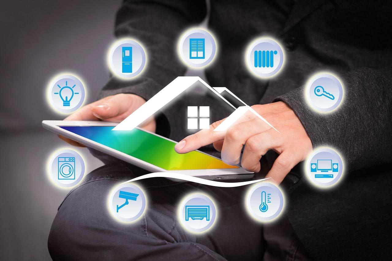 Por meio da tela de um computador, tablet ou smartphone, o cliente passeia por dentro do imóvel com a vantagem de poder observar com atenção detalhes do projeto que nem sempre são percebidos presencialmente.