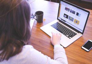 Quase 190 milhões de mulheres vão passar a fazer parte do mercado de trabalho. A estimativa é de que 5,8 trilhões de dólares seriam injetados na economia mundial.