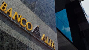 Fachada do Banco Alfa, parte do Conglomerado Alfa, símbolo de solidez e tradição no mercado financeiro brasileiro.