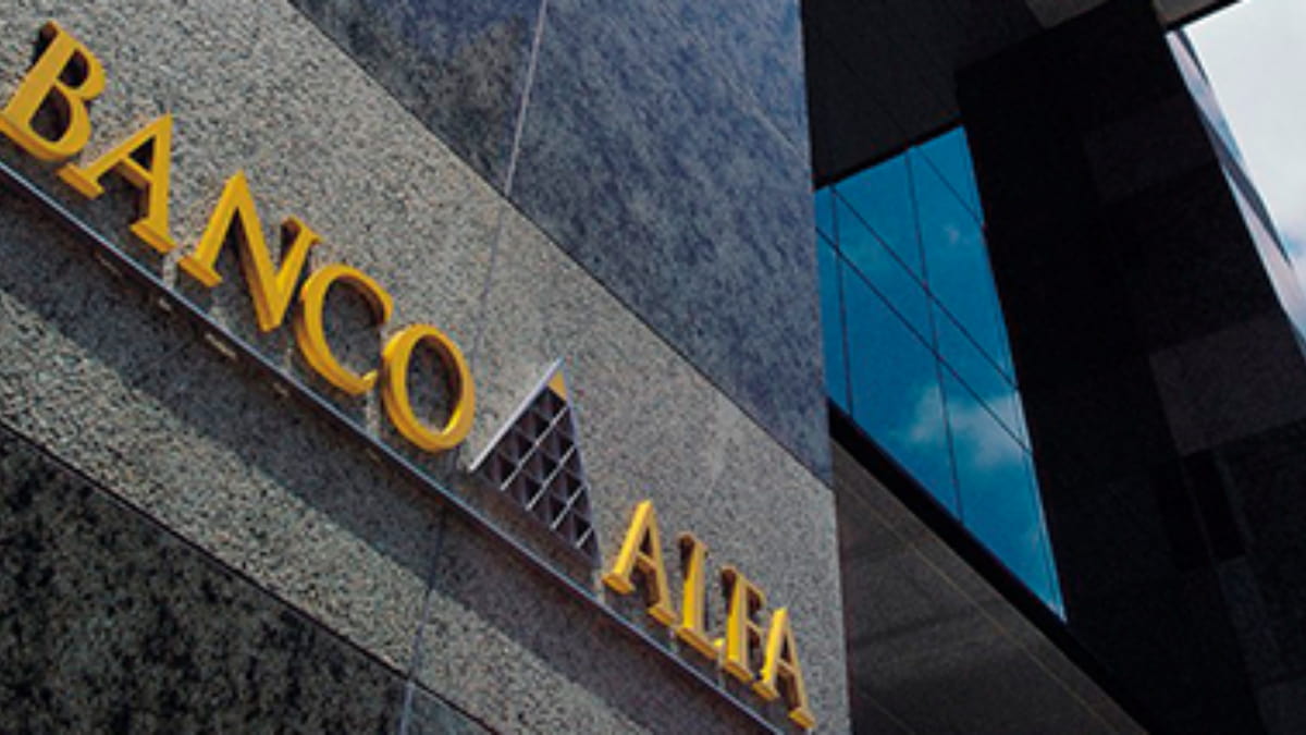 Fachada do Banco Alfa, parte do Conglomerado Alfa, símbolo de solidez e tradição no mercado financeiro brasileiro.