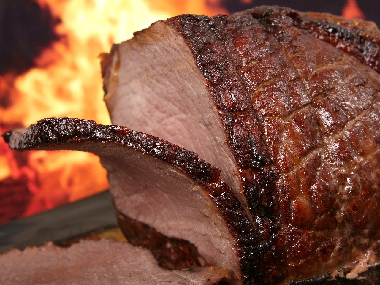 A empresa diz que a carne cultivada gera 80% menos emissões de gases de efeito estufa, usa 99% menos terra para pastagens e consome 96% menos água do que uma produção convencional de carne.