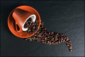O café vem de Minas Gerais até uma fábrica em Vila Velha, no Espírito Santo, onde é torrado, moído e processado com gordura vegetal.