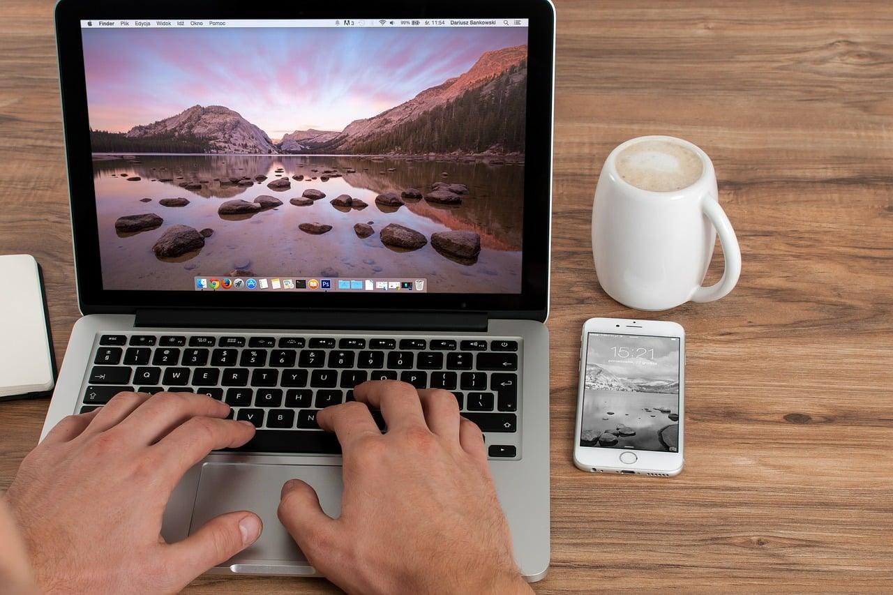 O setor de software e tecnologia da informação foi o que mais contratou profissionais recém-formados, seguido pelos setores de bens de consumo e manufatura.
