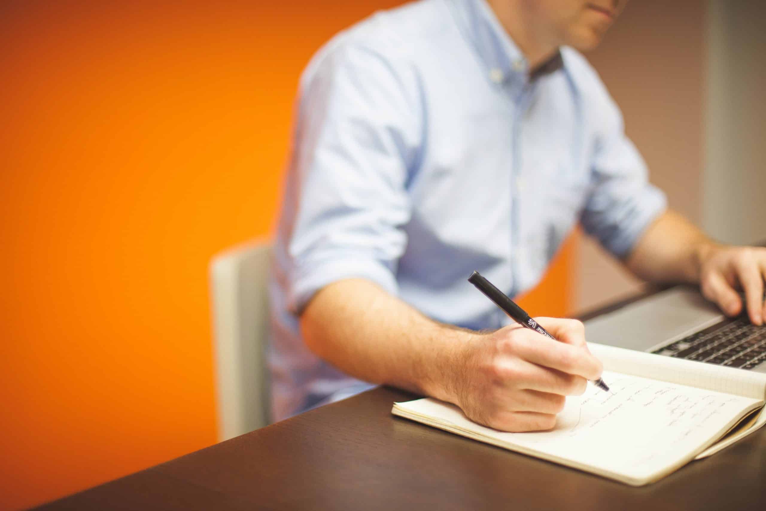 Com uma equipe de Treinamento e Certificação, a AWS organizou uma agenda com sessões de preparação, workshops, acompanhamento digital e laboratórios, além da aplicação prática do conteúdo.