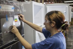 Uma parte expressiva desse valor será destinada para modernizar a fábrica de Joinville, que produz principalmente refrigeradores e freezers, informou a empresa.