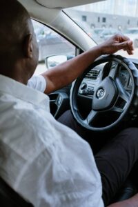 Plataforma treinou mais de 200  taxistas para prestar socorro a motoristas que precisam de serviços como troca de pneus e recarga de baterias