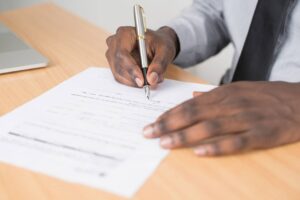 Após realizar o cadastro, a Receita Federal envia um comunicado informando que o negócio está apto à se incluído, ou seja, atende as condições necessárias.(Foto de Cytonn Photography no Pexels) 