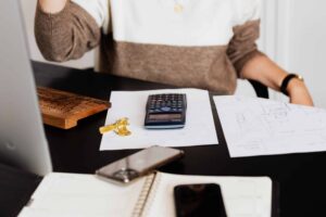 A parcela das famílias que declararam que não terão condições de pagar contas ou dívidas e que permanecerão inadimplentes também aumentou de 10,5% para 10,8% na passagem mensal.