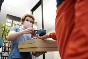 Do total pesquisado, 26,56%revelou um acréscimo de mais de 50% no gasto mensal com a compra de mantimentos, enquanto 28% disse que sentiu um aumento de 10% a 30%; 25% observou uma alta de 30% a 50%. (Foto de Norma Mortenson no Pexels)