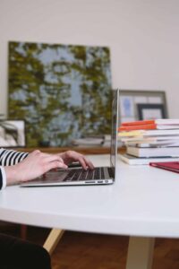 Estão disponíveis no superapp mais de 210 cursos de marketing digital, mídias sociais, e-commerce, educação, administração, artes, branding, comportamento, computação, culinária e direito.