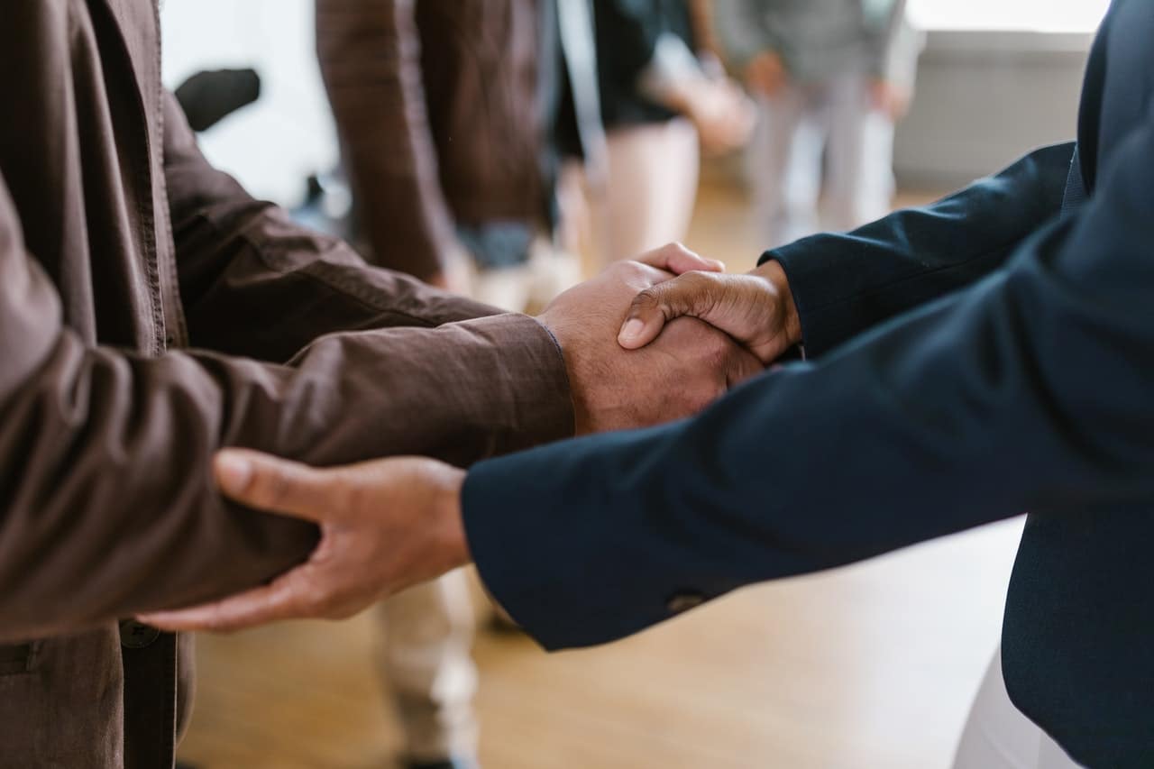 O programa oferece capital de giro e investimento para micro e pequenos empreendedores, com financiamentos que vão de R$ 100 a R$ 21 mil, e contempla empreendedores individuais ou em grupo que atuam, por exemplo, nos segmentos da indústria, do comércio e dos serviços. 