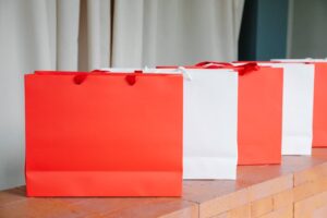 Setores como os de moda/acessórios e eletrônicos/informática devem permanecer em alta, contemplando cerca de 43% das buscas durante o período. (Foto de Angela Roma no Pexels)