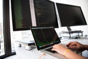 O processo seletivo é feito 100% on-line e contará com testes sobre a cultura organizacional da companhia, raciocínio lógico, um vídeo de apresentação e, ainda, um game individual, onde os candidatos deverão desvendar enigmas sobre a ClearSale e atualidade por meio de um aplicativo. 