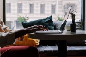 Para participar da iniciativa é necessário fazer o cadastro na plataforma e depois de aprovado, criar links personalizados para divulgar o conteúdo nas redes sociais ou em aplicativos de mensagem. 