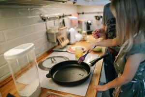 A startup, criada em 2016 por Joanna Ibrahim, refugiada síria, oferece a cozinha e a plataforma para que outros refugiados possam compartilhar da culinária do seu país e alcançar seu sustento.