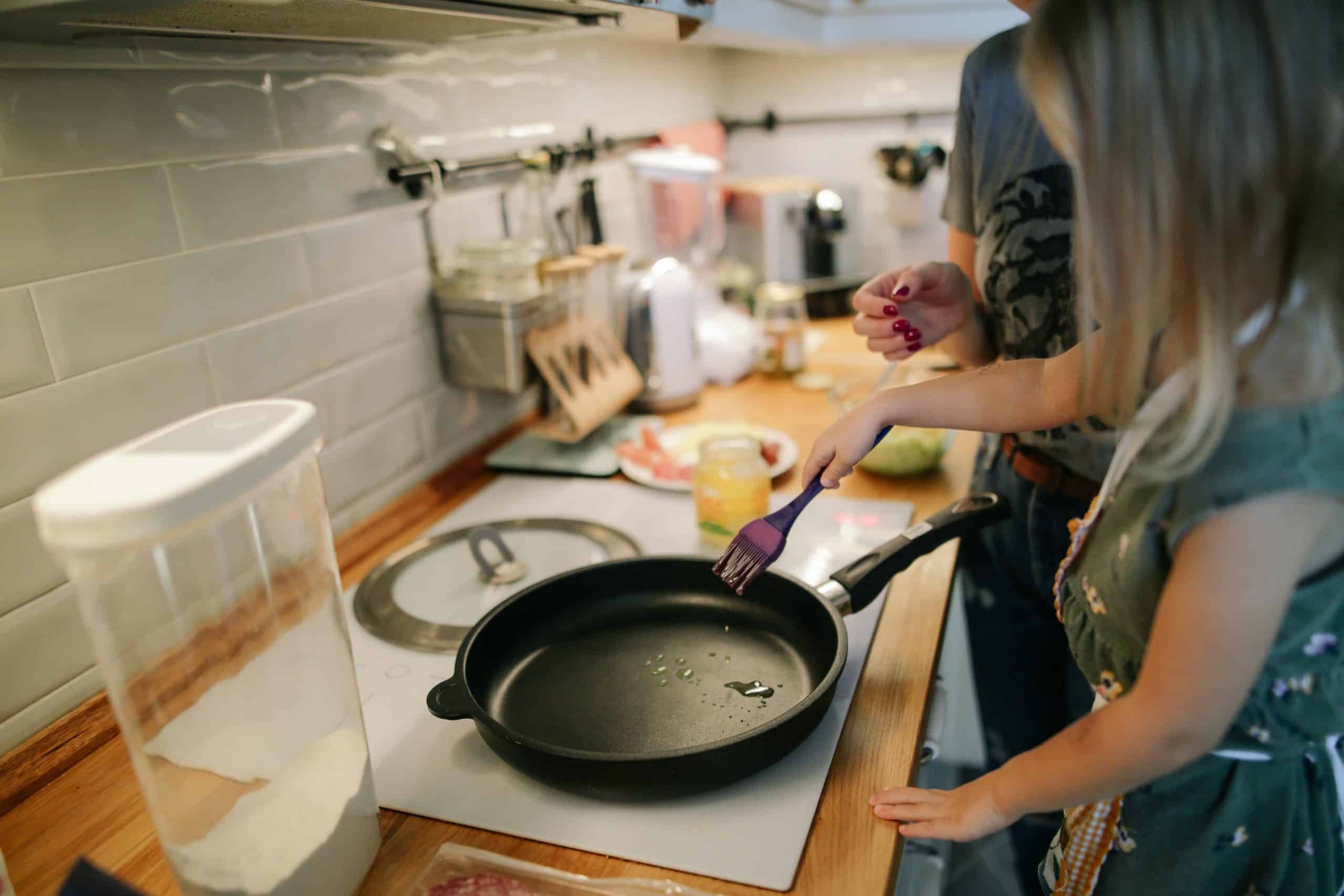 A startup, criada em 2016 por Joanna Ibrahim, refugiada síria, oferece a cozinha e a plataforma para que outros refugiados possam compartilhar da culinária do seu país e alcançar seu sustento.