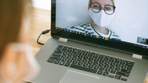 Agora, com a vacinação e a reabertura gradual de escritórios, os gestores começam a se atentar a uma nova possibilidade: o trabalho híbrido, onde o colaborador trabalha alguns dias de casa e outros na empresa.