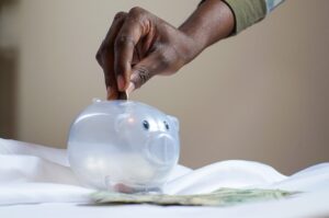 Segundo a Associação Brasileira de Administradoras de Consórcios, a ABAC, esse aumento na aquisição de cotas de consórcios se relaciona à reavaliação de prioridades por parte dos consumidores e a um novo hábito de controle orçamentário