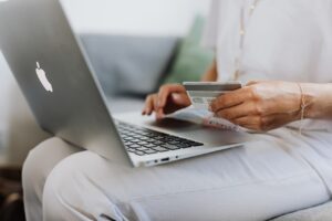 De acordo com a plataforma de e-commerce, ela tem o objetivo de ser acessível a todos e essa democratização pode ser percebida também no pacote de benefícios que disponibiliza para o vendedor