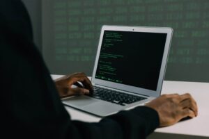 O guia tem como principal foco oferecer medidas de prevenção aos ataques, que podem ser combatidos misturando práticas de segurança moderna com a conscientização de lideranças e funcionários.