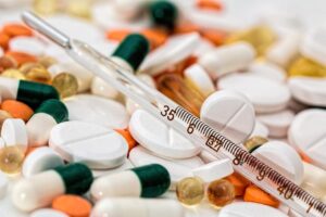 Em relação ao varejo farmacêutico, as lojas das redes associadas à Federação Brasileira das Redes Associativistas e Independentes de Farmácias (Febrafar) apresentaram um crescimento de 23,34% no acumulado nos últimos 12 meses finalizado em maio