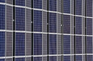 Os micro e minigeradores de energia são aqueles que consomem energias renováveis que eles próprios produzem. É o caso de quem instala placas fotovoltaicas em casa ou na empresa para aproveitar a energia solar, por exemplo.