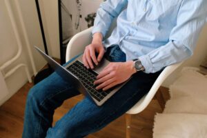 O contribuinte deve elaborar a declaração no computador, por meio do Programa Gerador da Declaração do ITR, disponibilizado na página da Receita Federal e transmiti-la pela Internet.