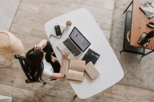 Pessoa trabalhando em um notebook, analisando dados sobre trabalhadores qualificados e tendências do mercado de trabalho.
